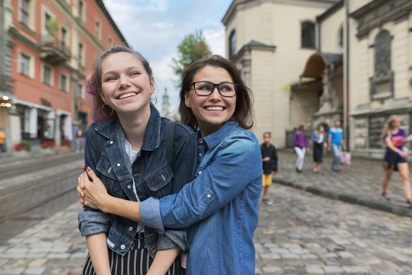 Relación padre y adolescente, abrazo sonriente madre e hija — Foto de Stock