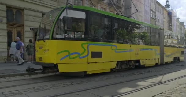 Львів, Уа, 08-08-2019. Жовтий трамвай проходить центральною туристичною частиною Львова. — стокове відео