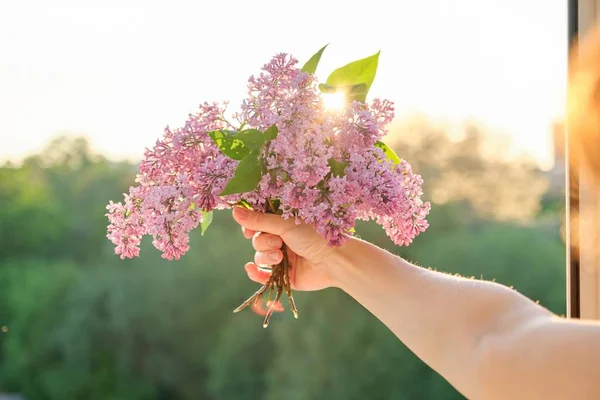 女性の手でライラックの花の花束 — ストック写真