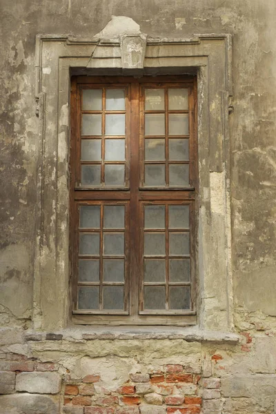 Old wooden window in an old non-residential building — Stock Photo, Image