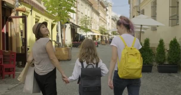 Walking traveling mother and daughters, happy positive family — Stock Video