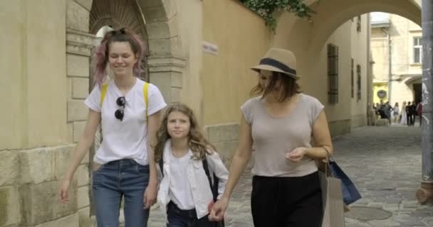 Lopende reizende moeder en dochters, gelukkige positieve familie — Stockvideo