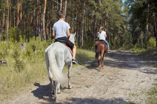 Grupo de adolescentes a caballo en el parque de verano — Foto de Stock