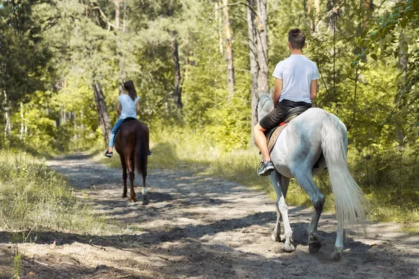 Gruppo di adolescenti a cavallo nel parco estivo — Foto Stock