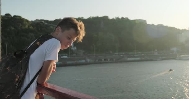 Εφηβικό αγόρι 15 ετών με μοντέρνο χτένισμα κοιτάζοντας την κάμερα — Αρχείο Βίντεο