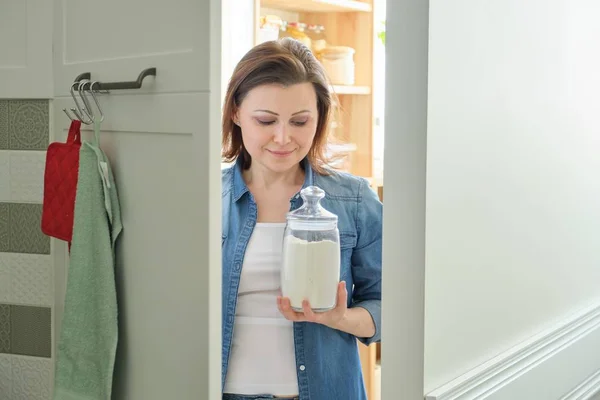 厨房内部有食品的成年妇女 — 图库照片