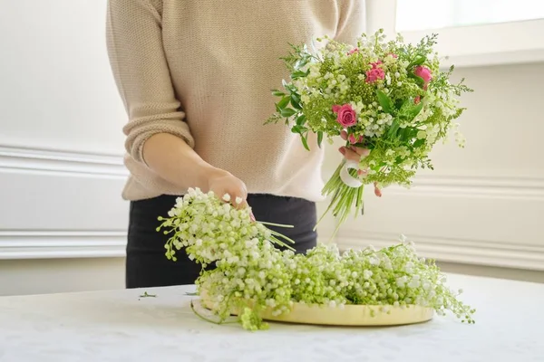花束を作るテーブルの上に異なる花を持つ女性花屋 — ストック写真