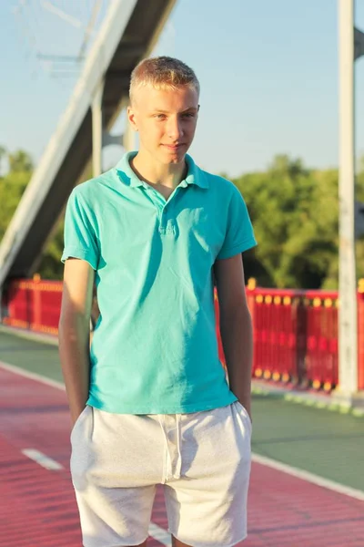 Außenporträt eines jungen blonden Mannes, ernster selbstbewusster Teenager — Stockfoto