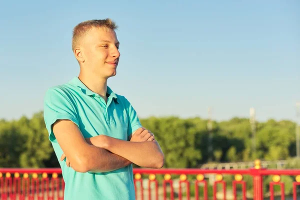 Utomhus porträtt av ung blond man, leende säker tonåring — Stockfoto