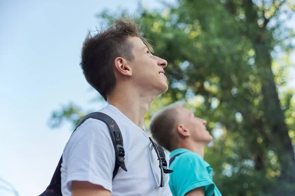 Outdoor portret van lachende knappe jonge mannen — Stockfoto