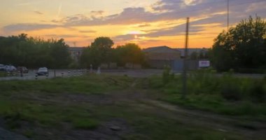 Ukrayna 'nın gerçek manzaraları, tren seyahatleri, küçük kasaba, imalat şirketleri, ulaşım.