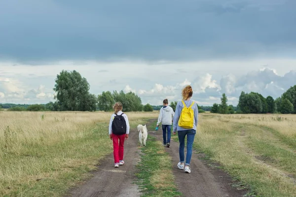Estilo de vida saludable activo, niños al aire libre con perro — Foto de Stock