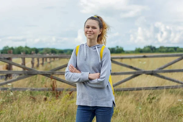 Tonårstjej med korsade armar, flicka på naturen rustik stil — Stockfoto