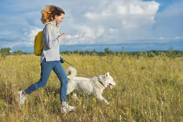 Dynamique portrait en plein air de courir fille avec chien — Photo