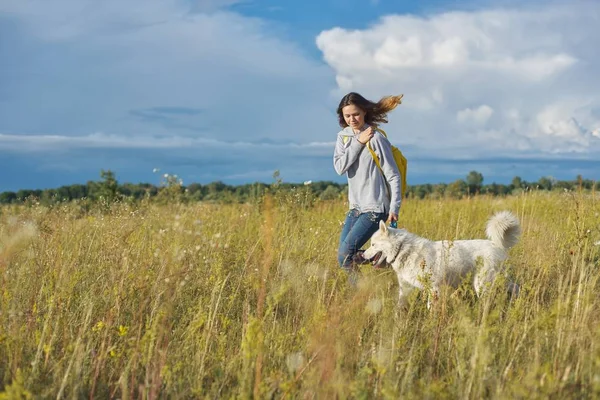 Dynamiskt utomhusporträtt av löpartjejen med hund — Stockfoto