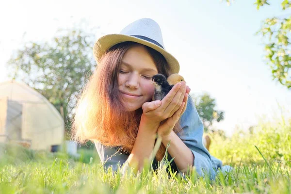 Country rustik stil, Vackra leende tonåring flicka med nyfödda kycklingar — Stockfoto