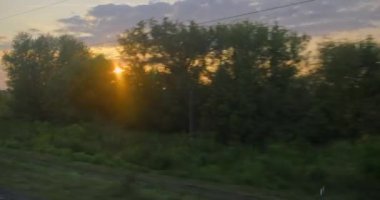 Ukrayna 'nın gerçek manzaraları, tren seyahatleri, küçük kasaba, imalat şirketleri, ulaşım.