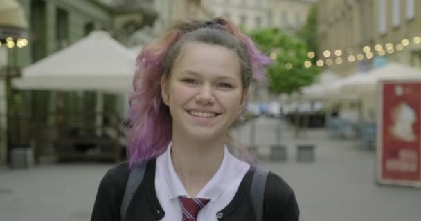 Menina adolescente em uniforme escolar com mochila andando e sorrindo — Vídeo de Stock