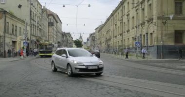 Lviv, Ua, 08-08-2019. Lviv şehri yaşam tarzı, eski Avrupa turizm şehrinin merkez caddesindeki tramvay araçları, yürüyen insanlar.