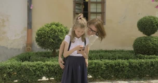 Donna e bambino stanno guardando smartphone insieme — Video Stock