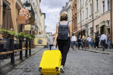 Sırt çantalı ve bavullu gezgin bir turist.