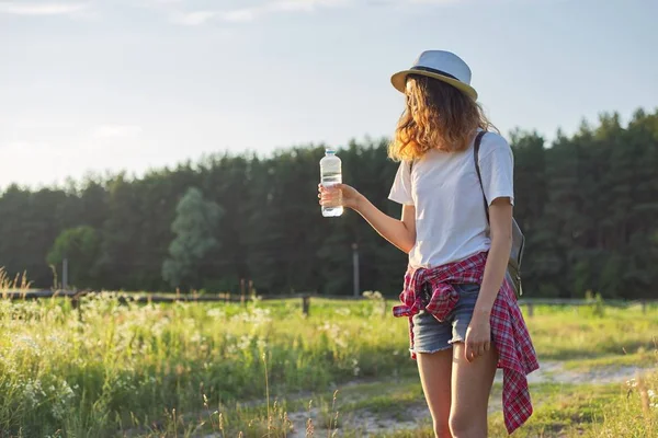 Hermosa chica adolescente en sombrero con botella de mochila de agua dulce —  Fotos de Stock