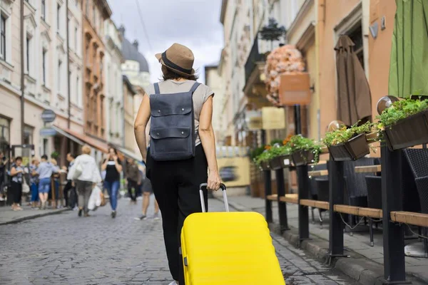 Mulher viajante turista de chapéu com mochila e mala andando — Fotografia de Stock