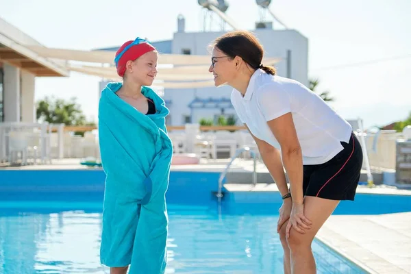 Estilo de vida saludable activo, madre e hija cerca de la piscina al aire libre — Foto de Stock