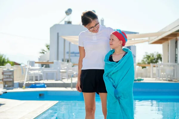 Estilo de vida activo y saludable en niños. Mujer entrenador hablando con niña niño cerca de la piscina al aire libre — Foto de Stock