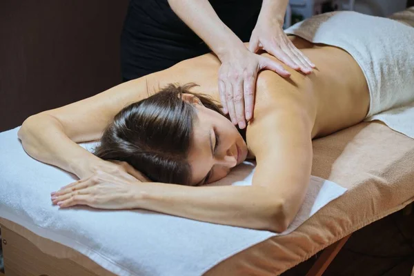 Procedimento de massagem nas costas profissional, mulher adulta recebendo tratamento — Fotografia de Stock