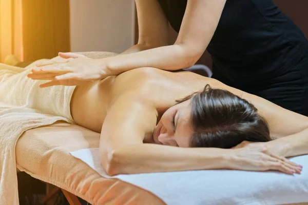 Profesjonalny masaż pleców, leczona dorosła kobieta — Zdjęcie stockowe
