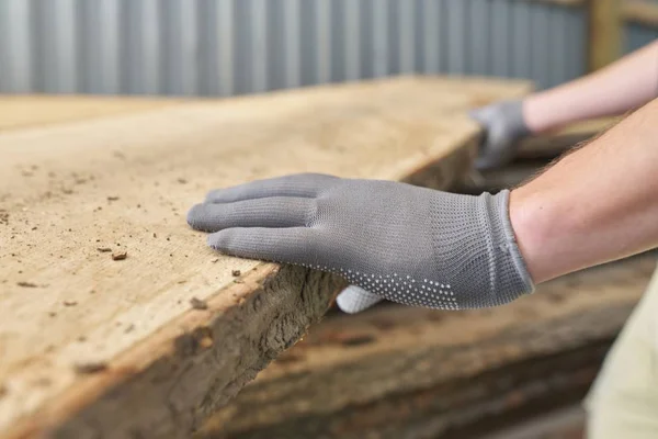 Carpenters hands with plank wood at carpentry woodworking workshop — Stockfoto