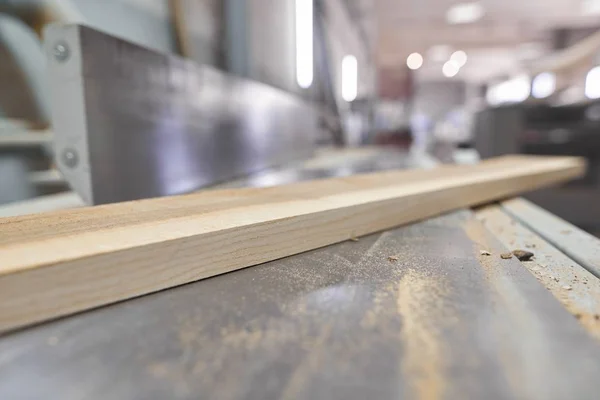 Artesanato de carpintaria de fundo woodshop, máquinas e ferramentas, tábuas de madeira — Fotografia de Stock