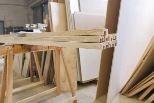 Деталі дерев'яних меблів, фоновий столярний дерев'яний магазин — стокове фото