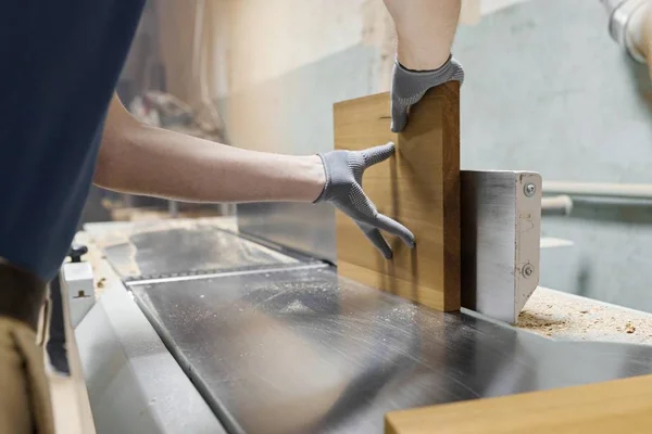 Dłonie stolarza pracującego z deskami drewnianymi na szlifierce — Zdjęcie stockowe