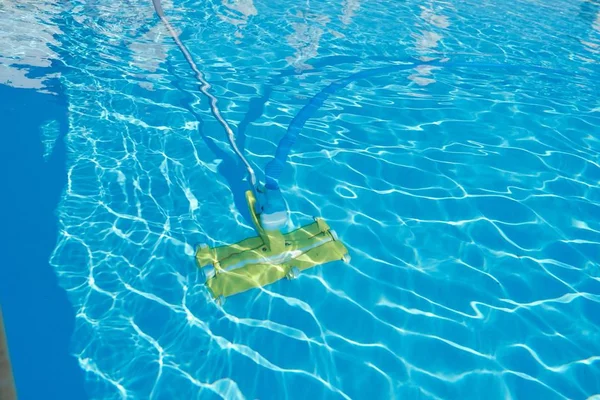 Primer plano de la piscina al aire libre bajo el agua, tubo de vacío de limpieza —  Fotos de Stock
