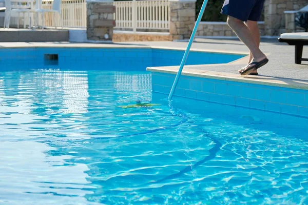 Limpieza masculina piscina al aire libre con tubo de vacío bajo el agua — Foto de Stock