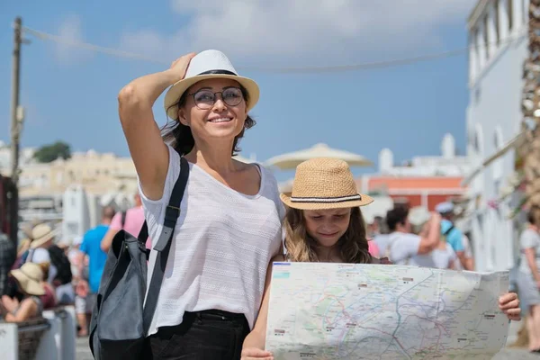 Madre e hija pequeña viajando, mapa de lectura — Foto de Stock