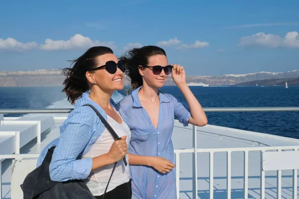 Two traveling women, mother and teenage daughter in luxury travel Mediterranean — Stock Photo, Image