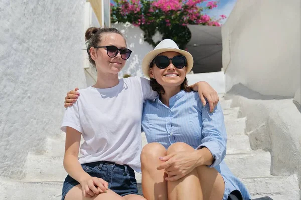 Щасливі туристи мати і підліток дочка разом обіймають — стокове фото