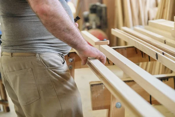 Primer plano de manos de carpinteros con madera de tablón en taller de carpintería —  Fotos de Stock