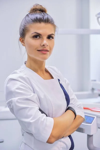 Doctora joven dentista confiada con los brazos cruzados — Foto de Stock