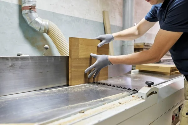 Male carpenter using machine in woodworking woodshop — Stock Photo, Image