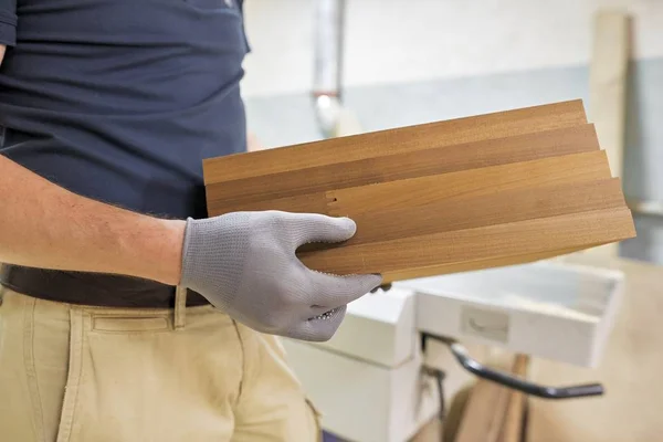 Tahta odunlu marangoz ellerine yakın çekim — Stok fotoğraf
