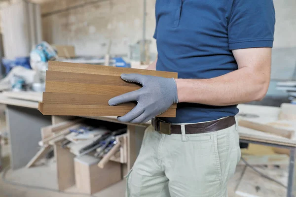 Detalhes de madeira em mãos de carpinteiro masculino, indústria madeireira — Fotografia de Stock