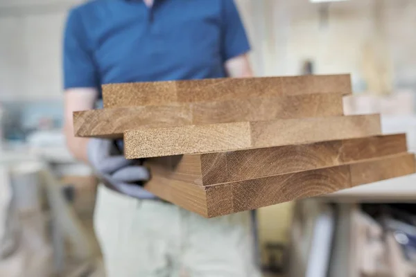 Άνδρας ξυλουργός που κατασκευάζει ξύλινα έπιπλα σχεδιαστών για ατομική ιδιωτική παραγγελία — Φωτογραφία Αρχείου