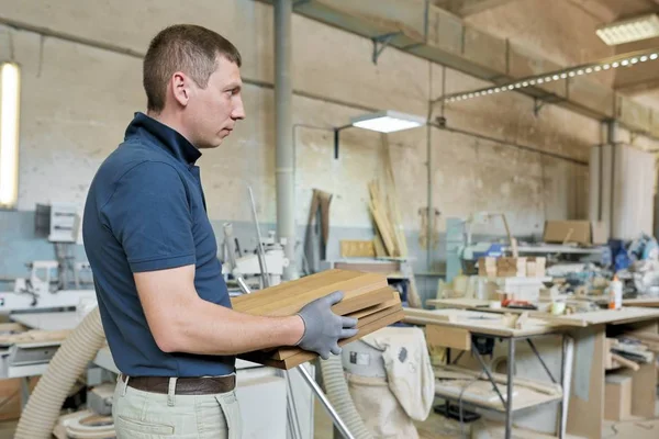 Carpintero masculino que fabrica muebles de diseño de madera para una orden privada individual — Foto de Stock