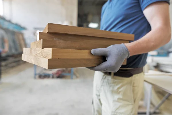 Drewniane detale w rękach męskiego stolarza, przemysłu drzewnego — Zdjęcie stockowe