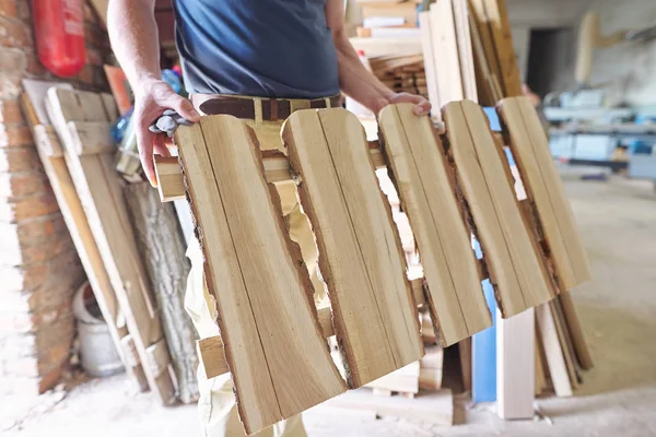 Carpintero macho mostrando cerca de madera en estilo rústico en taller de carpintería —  Fotos de Stock