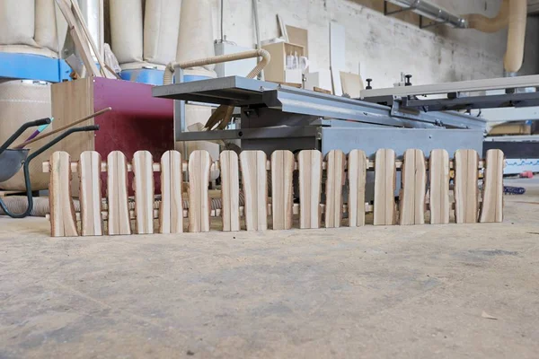Valla de estilo rústico de madera en taller de carpintería, fondo de maquinaria de carpintería —  Fotos de Stock